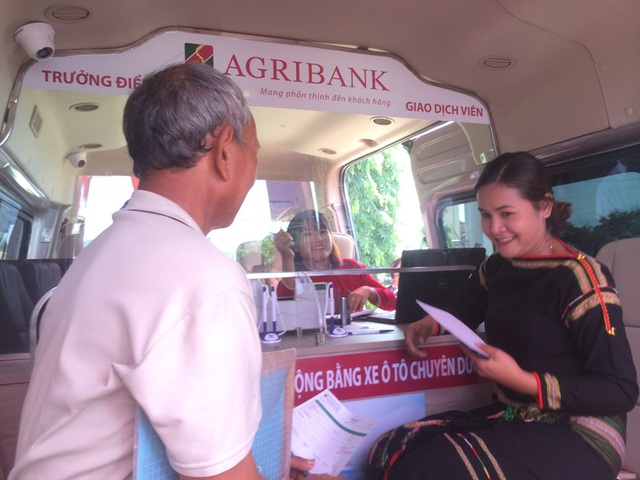 Agribank đưa dịch vụ ngân hàng đến từng hộ dân - Ảnh 1.