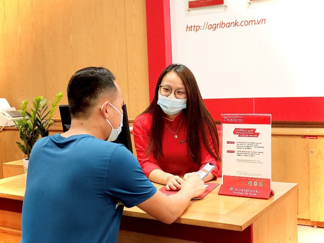 Agribank ủng hộ 53 tỷ đồng trong đợt cao điểm phòng chống dịch COVID-19 - Ảnh 3.