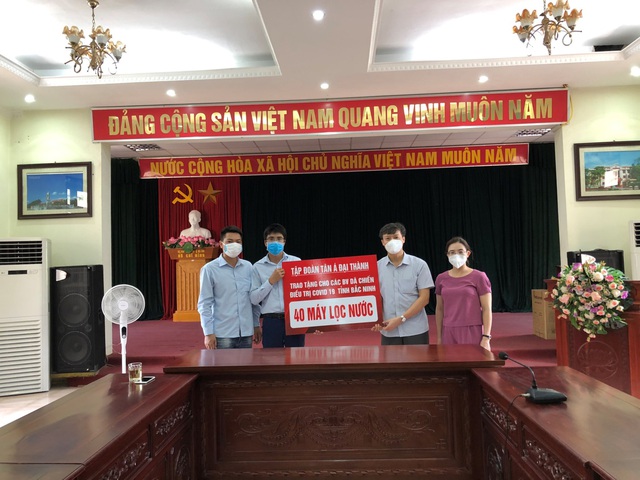 Tân Á Đại Thành tặng máy lọc nước cho bệnh viện dã chiến Bắc Giang, Bắc Ninh - Ảnh 2.
