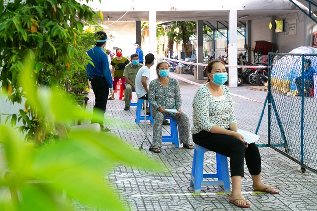 Hàng nghìn người Sài Gòn nhận thực phẩm từ tủ lạnh Thạch Sanh - Ảnh 1.