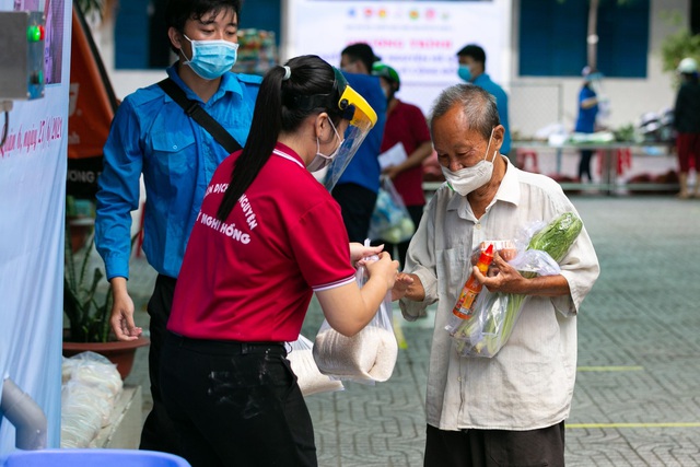 Hàng nghìn người Sài Gòn nhận thực phẩm từ tủ lạnh Thạch Sanh - Ảnh 3.