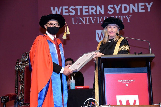 ĐH Western Sydney trao bằng Tiến sĩ danh dự cho TS Lý Quí Trung - Ảnh 1.