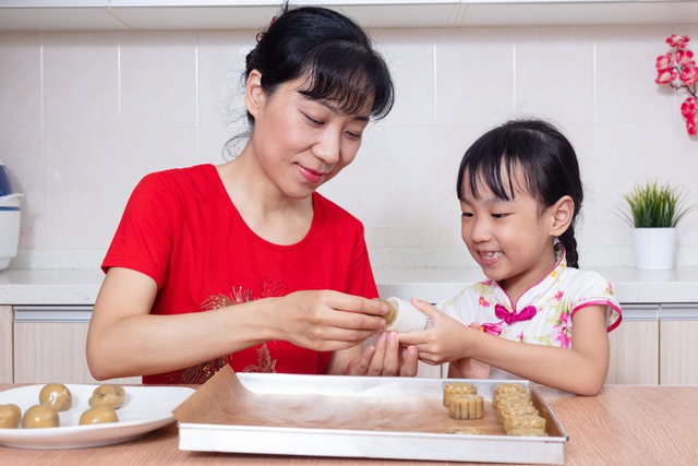 Làm bánh Trung thu theo phong cách “nhà có gì nướng đó” - Ảnh 1.