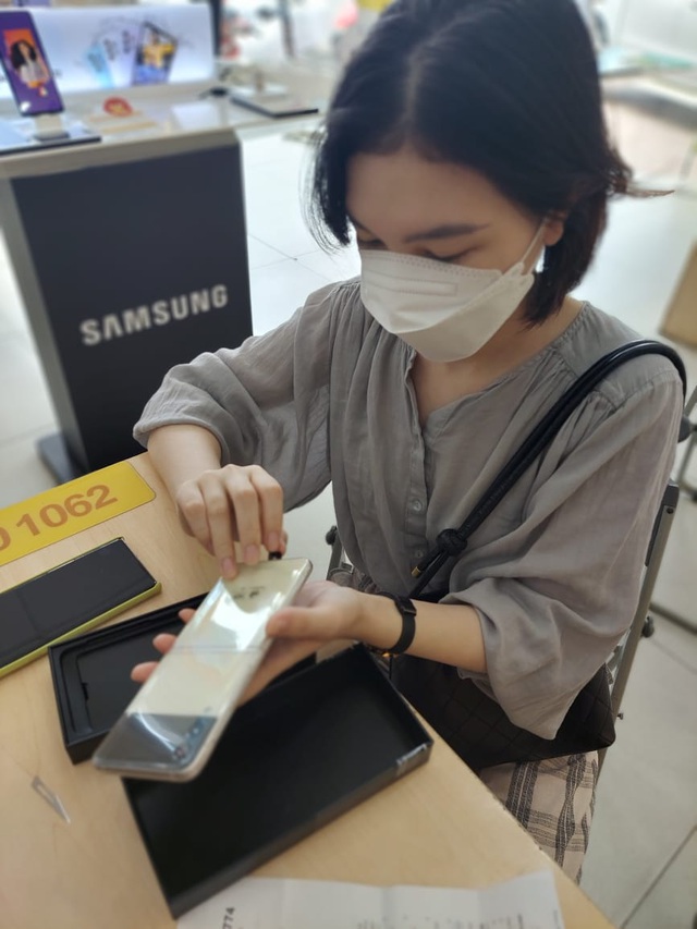 Bán sạch hàng, Samsung giao siêu phẩm Galaxy Z đến tay khách trong không khí hào hứng chưa từng có - Ảnh 3.