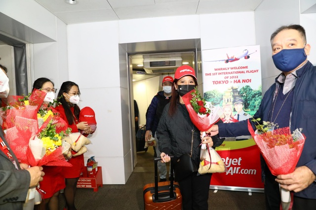 Vietjet đón chuyến bay quốc tế đầu tiên từ Tokyo năm 2022 - Ảnh 1.