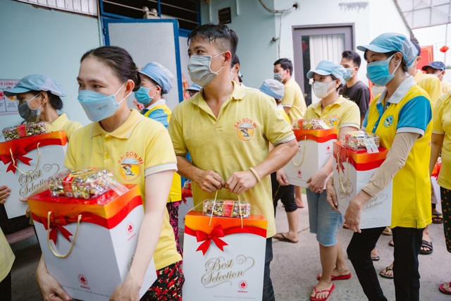 800 phần quà hỗ trợ người lao động xa quê được Hải Hà cùng Thành đoàn Thành phố Hồ Chí Minh trao tặng dịp Tết Nhâm Dần 2022 - Ảnh 2.