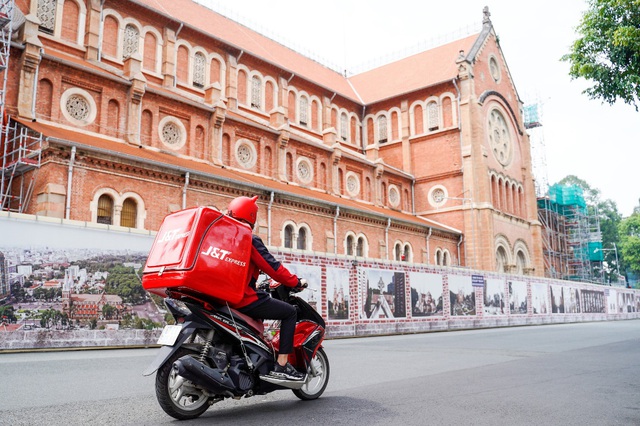 Mèo thần tài được J&T Express phân vai làm anh “shipper” chuyên chở may mắn - Ảnh 1.