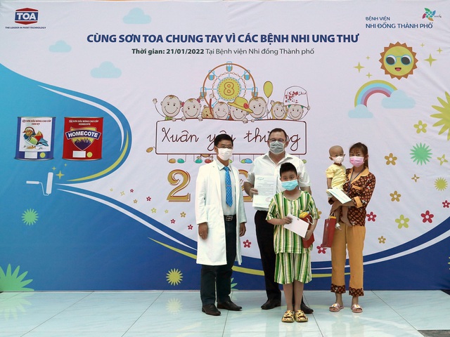 Sơn TOA Việt Nam sẻ chia yêu thương đến các bé bệnh nhi - Ảnh 1.