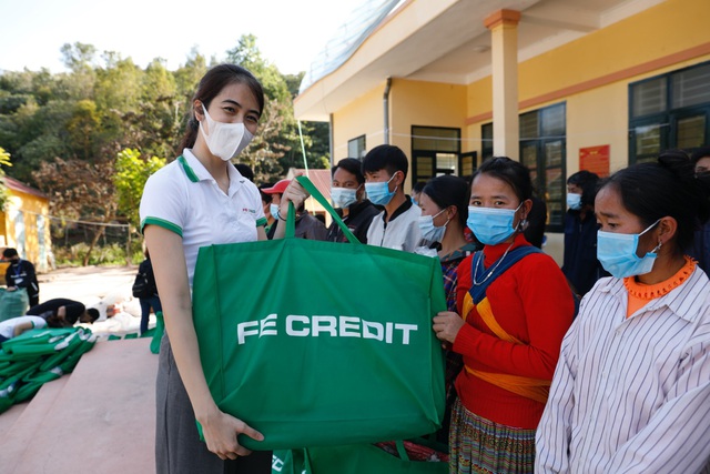 FE CREDIT mang Tết ấm đến v&ugrave;ng cao T&acirc;y Bắc - Ảnh 4.