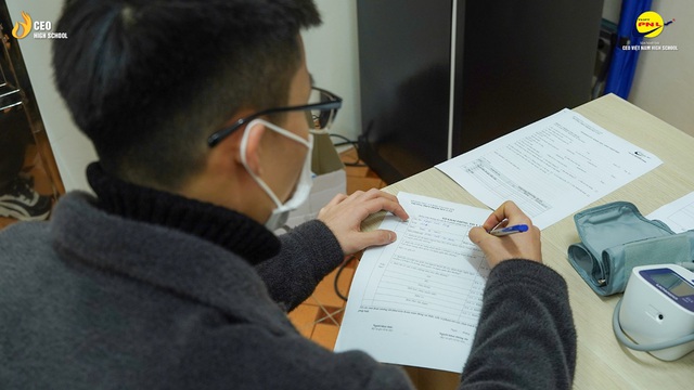 Học sinh THPT Phạm Ngũ Lão hân hoan ngày trở lại trường - Ảnh 3.