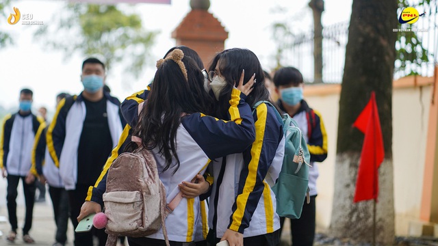 Học sinh THPT Phạm Ngũ Lão hân hoan ngày trở lại trường - Ảnh 4.