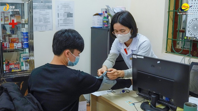 Học sinh THPT Phạm Ngũ Lão hân hoan ngày trở lại trường - Ảnh 5.