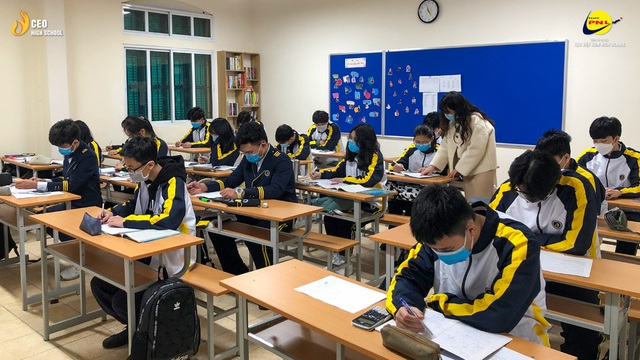 Học sinh THPT Phạm Ngũ Lão hân hoan ngày trở lại trường - Ảnh 7.