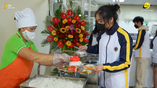 Học sinh THPT Phạm Ngũ Lão hân hoan ngày trở lại trường - Ảnh 9.