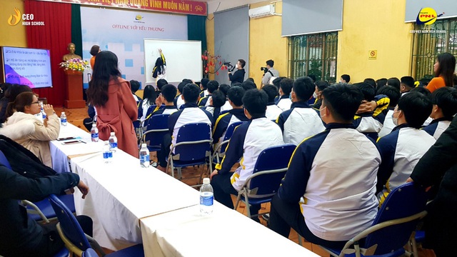 Học sinh THPT Phạm Ngũ Lão hân hoan ngày trở lại trường - Ảnh 10.