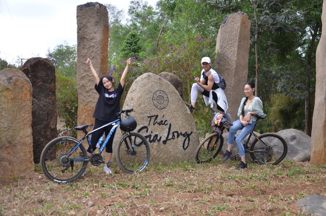 Vượt thác, trekking ở Đắk Lắk thu hút giới trẻ - Ảnh 1.