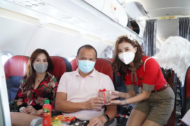 Thiên thần tình yêu xuất hiện trên chuyến bay đặc biệt dịp lễ Tình nhân của Vietjet - Ảnh 2.