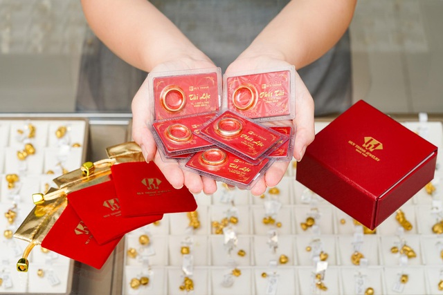 Đầu năm mua muối nhớ mua thêm vàng: Vừa có vàng mang về cho mẹ, vừa rước được vía thần tài cho cả năm rủng rỉnh tiền đầy túi - Ảnh 1.