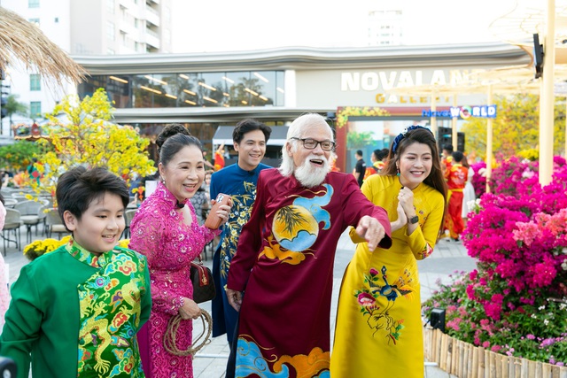 Gia đình NSND Kim Xuân chơi Tết ở Hội hoa xuân Novaland Gallery - Ảnh 1.