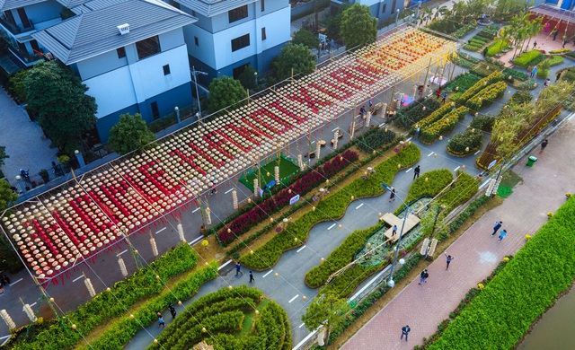 Đường hoa Home Hanoi Xuan 2022 và phố đi bộ Pont de Long Biên là điểm du xuân được yêu thích tại Hà Nội dịp Tết Nhâm Dần - Ảnh 1.
