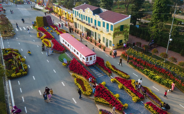 Đường hoa Home Hanoi Xuan 2022 và phố đi bộ Pont de Long Biên là điểm du xuân được yêu thích tại Hà Nội dịp Tết Nhâm Dần - Ảnh 3.