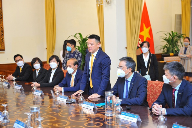 Sun Group, Vietnam Airlines hợp tác đưa người Việt Nam từ Ukraine về nước - Ảnh 1.