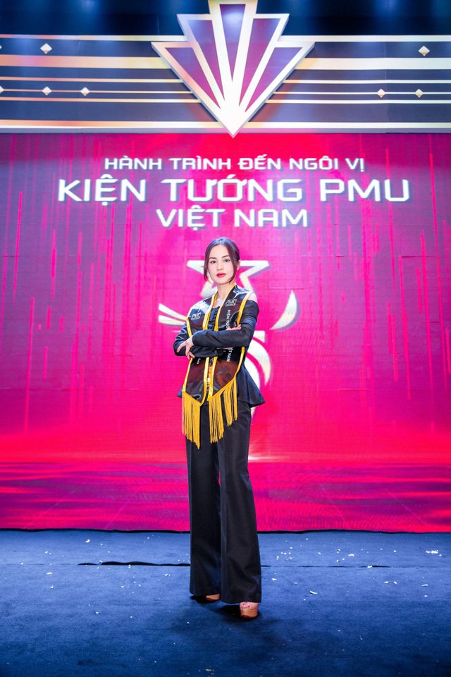 Grand Master Lư Yến Thanh ngồi “ghế nóng” cuộc thi phun xăm Vietnam PMU Championship 2022 - Ảnh 2.