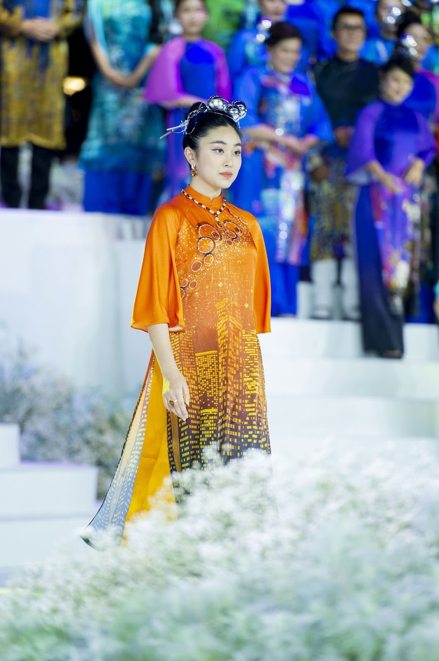 Đại sứ Áo dài Bảo Nguyên được chú ý trong đêm khai mạc Lễ hội áo dài với bộ trang sức xa hoa và nhan sắc ngày càng xinh đẹp - Ảnh 3.