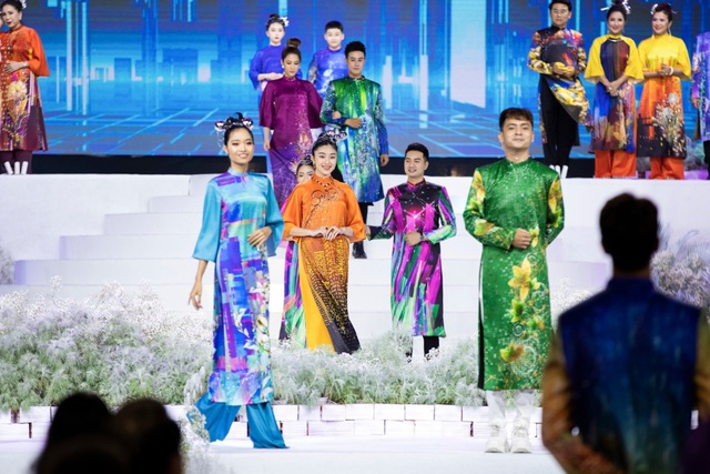 Đại sứ Áo dài Bảo Nguyên được chú ý trong đêm khai mạc Lễ hội áo dài với bộ trang sức xa hoa và nhan sắc ngày càng xinh đẹp - Ảnh 10.