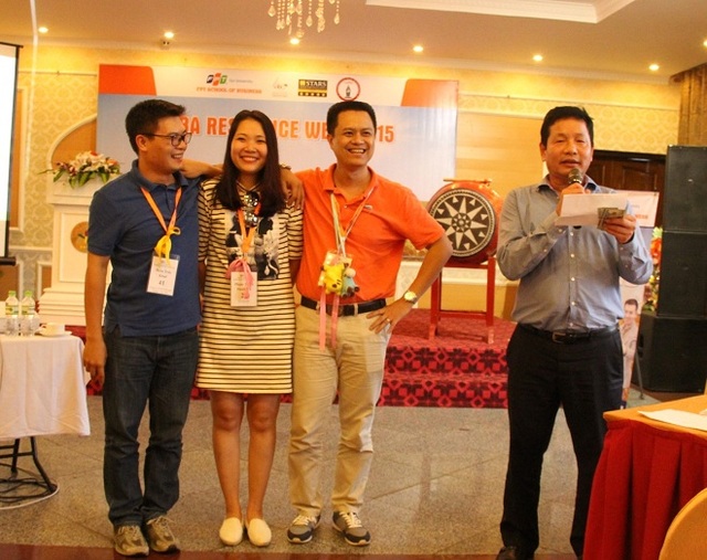 PGS. TS Trương Gia Bình trao giải thưởng nóng trị giá hàng trăm đô la cho học viên xuất sắc trong chương trình MBA Residence week 2015 của FSB