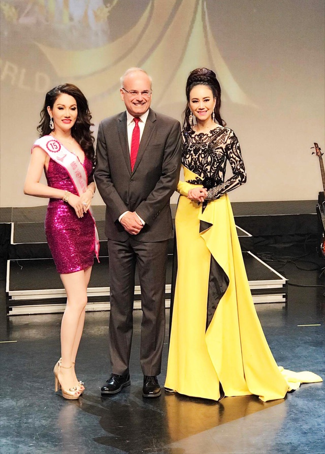 Mr Đàm trao vương miện cho Hoa hậu Doanh nhân Việt Nam Thế giới 2017 - Ảnh 1.