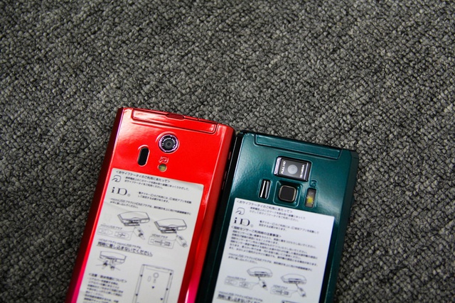 Docomo REGZA được trang bị cảm biến bảo mật vân tay ở phía sau nhưng Arrows F-05D thì không.