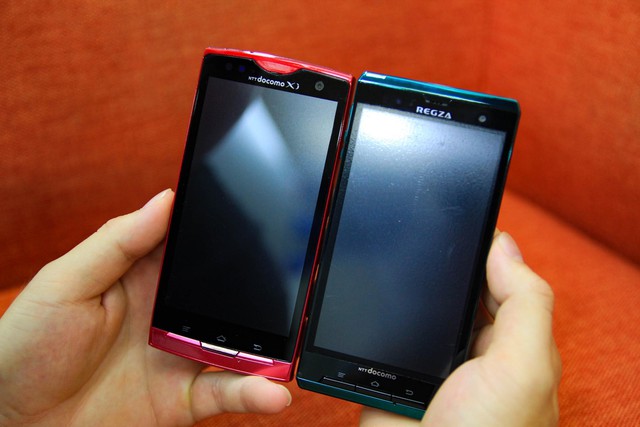 Mặt trước của Docomo Arrows F-05D và REGZA.