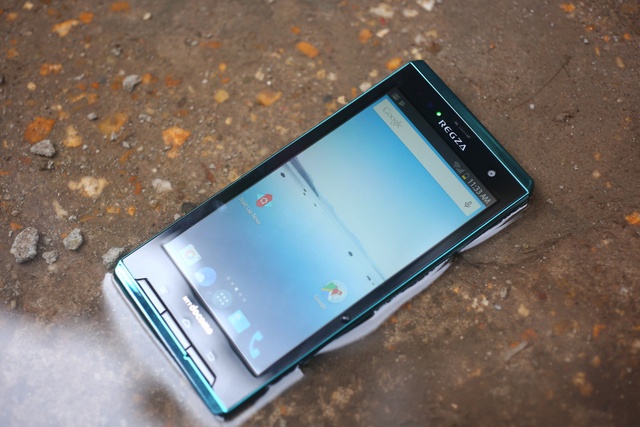 Tính năng chống nước là một trong những điểm nhấn của bộ đôi điện thoại Nhật này.