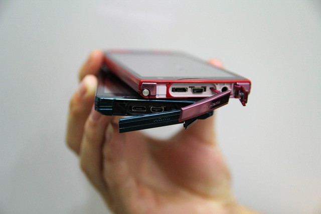 Các cổng kết nối được che đậy cẩn thận giúp máy chống nước tốt hơn .