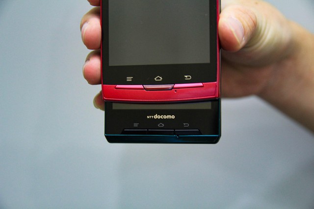 Việc đặt cụm phím điều hướng bên ngoài màn hình sẽ cho người dùng nhiều không gian hiển thị hơn