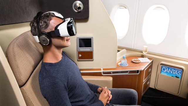 Bạn có biết nhiều hãng hàng không đã tiên phong dành cho khách hàng hạng thương gia của mình một chiếc GearVR để trải nghiệm khi đang bay. Ảnh: Gizmodo