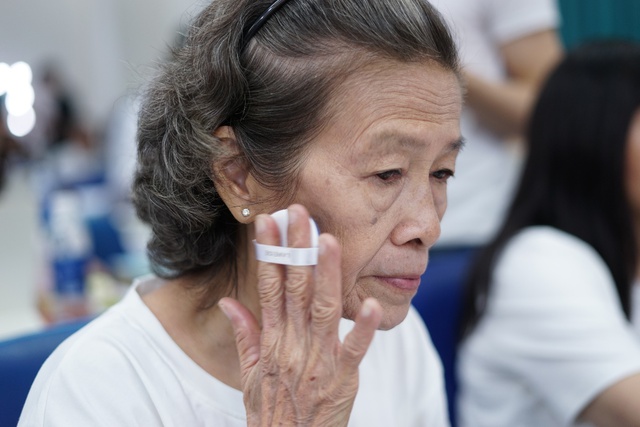 Xúc động hình ảnh bệnh nhân ung thư được “điểm tô hy vọng” tại TP Hồ Chí Minh - Ảnh 5.