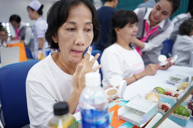 Xúc động hình ảnh bệnh nhân ung thư được “điểm tô hy vọng” tại TP Hồ Chí Minh - Ảnh 6.