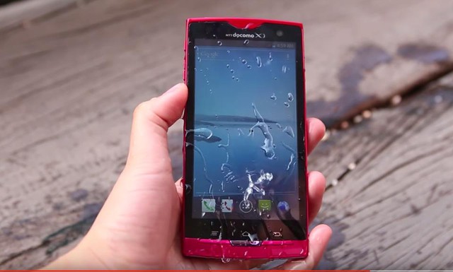 Máy nổi bật với khả năng chống thấm nước tiêu chuẩn IP55/IP58.