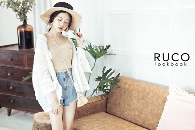 Hot item phải có trong hè: áo trễ vai, váy ren và trang phục đơn sắc - Ảnh 11. Hot item phải có trong hè: áo trễ vai, váy ren và trang phục đơn sắc - Ảnh 11.