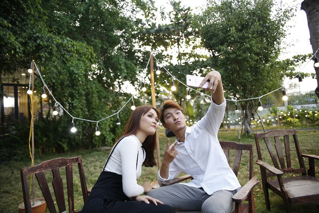 Để tránh cảnh “Facebook ai người đó đẹp”, phải biết cách selfie đẹp cả đôi - Ảnh 1. Để tránh cảnh “Facebook ai người đó đẹp”, phải biết cách selfie đẹp cả đôi - Ảnh 1.