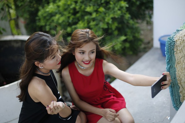 Để tránh cảnh “Facebook ai người đó đẹp”, phải biết cách selfie đẹp cả đôi - Ảnh 2. Để tránh cảnh “Facebook ai người đó đẹp”, phải biết cách selfie đẹp cả đôi - Ảnh 2.