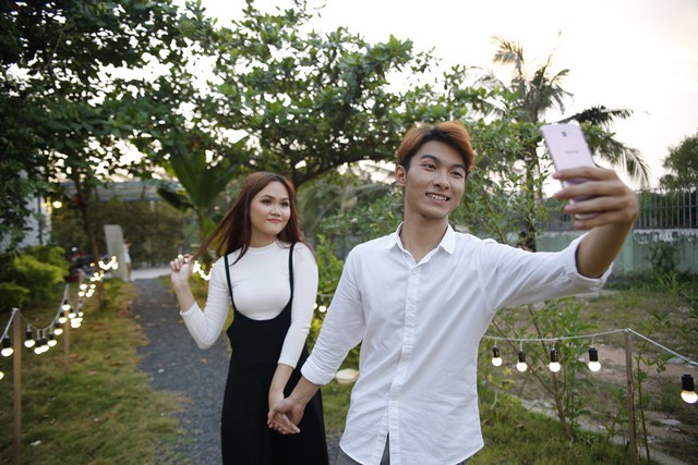 Để tránh cảnh “Facebook ai người đó đẹp”, phải biết cách selfie đẹp cả đôi - Ảnh 3. Để tránh cảnh “Facebook ai người đó đẹp”, phải biết cách selfie đẹp cả đôi - Ảnh 3.