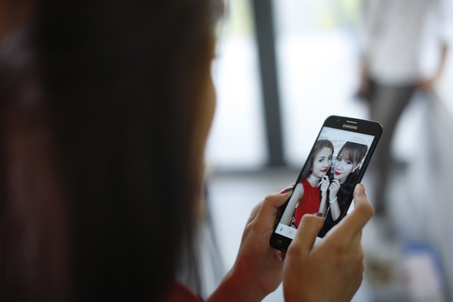 Để tránh cảnh “Facebook ai người đó đẹp”, phải biết cách selfie đẹp cả đôi - Ảnh 4. Để tránh cảnh “Facebook ai người đó đẹp”, phải biết cách selfie đẹp cả đôi - Ảnh 4.