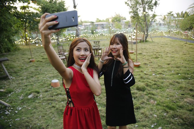 Để tránh cảnh “Facebook ai người đó đẹp”, phải biết cách selfie đẹp cả đôi - Ảnh 7. Để tránh cảnh “Facebook ai người đó đẹp”, phải biết cách selfie đẹp cả đôi - Ảnh 7.