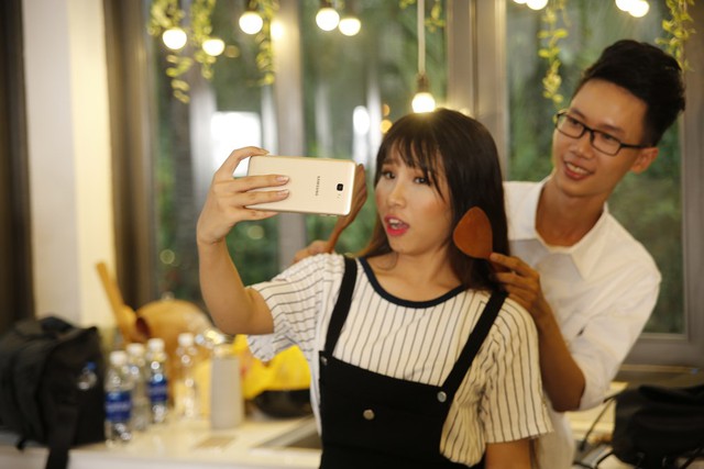 Để tránh cảnh “Facebook ai người đó đẹp”, phải biết cách selfie đẹp cả đôi - Ảnh 9. Để tránh cảnh “Facebook ai người đó đẹp”, phải biết cách selfie đẹp cả đôi - Ảnh 9.