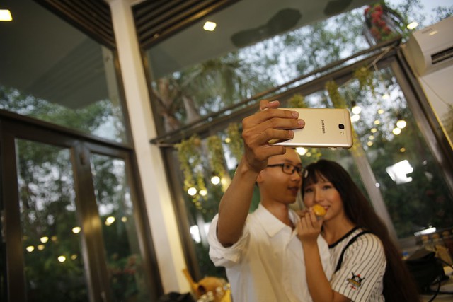 Để tránh cảnh “Facebook ai người đó đẹp”, phải biết cách selfie đẹp cả đôi - Ảnh 10. Để tránh cảnh “Facebook ai người đó đẹp”, phải biết cách selfie đẹp cả đôi - Ảnh 10.