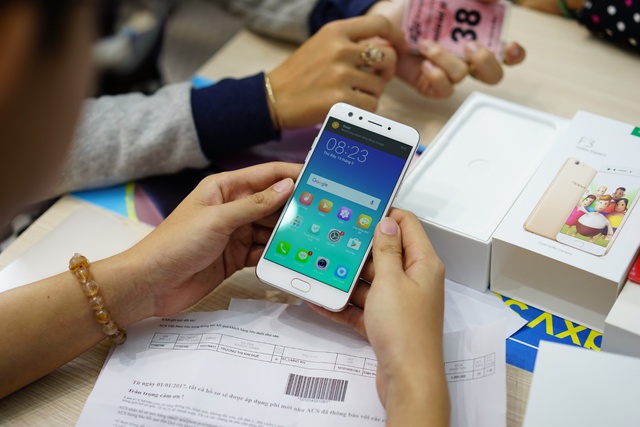 OPPO F3 “đốn tim” giới trẻ trong ngày mở bán đầu tiên - Ảnh 5. OPPO F3 “đốn tim” giới trẻ trong ngày mở bán đầu tiên - Ảnh 5.