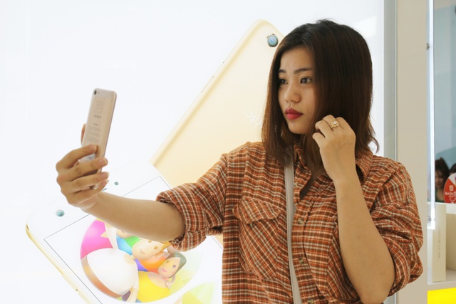 OPPO F3 “đốn tim” giới trẻ trong ngày mở bán đầu tiên - Ảnh 6. OPPO F3 “đốn tim” giới trẻ trong ngày mở bán đầu tiên - Ảnh 6.